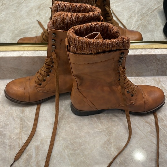 BROWN COMBAT BOOT! Size: 5.5! In almost perfect condition! - Picture 6 of 14